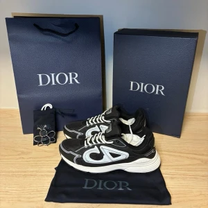 Dior b30 - Tja! Säljer nu dessa feta ”Dior b30”. Skorna är helt NYA utan några tecken på andvändning. Skorna är i storlek 43 och vid frågor eller funderingar är det bara att höra av sig!👟😄