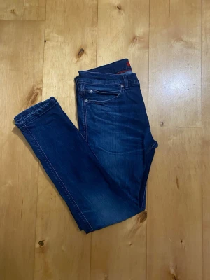 Mörkblå slim jeans från Hugo - Storlek 2 | Färg ljusblå | Skick 8.5/10 | Skriv om du har några funderingar 💪🏼🤝