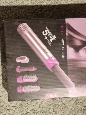 5-i-1 Hot Air Styler hårstyler - Multifunktionell hårstyler 5-i-1 från TP i silver och rosa. Inkluderar flera utbytbara tillbehör för att borsta, locka och forma håret. Tillverkad i plast och metall med sladdanslutning. Perfekt för dig som vill ha olika stylingmöjligheter i ett verktyg. Har ej använt och behöver inte längre 