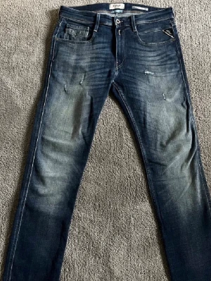 Replay anbass slitningar - Feta Replay anbass med slutningar i storlek 31/34. Jag på bilden är 183. Köpta för 1800kr 