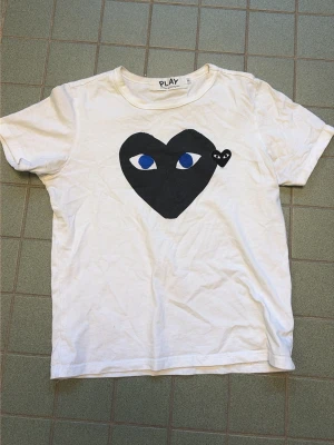 Vit Comme des Garçons Play t-shirt - Vit t-shirt från Comme des Garçons Play, str S . Bra skick knappt använd, pris kan diskuteras vid snabb affär.