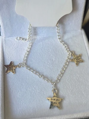 Silverfärgat armband med stjärnhängen - Snyggt armband i silverfärg med tre stjärnformade hängen. Hänget har ingraverad text som 'Just for you' och 'love you'. Kedjan är av rostfritt stål och ger ett trendigt intryck. Perfekt accessoar för att lyfta din outfit. Armbandet är ca 20 cm, vill du ha en annan längd så kan du bara skriva till mig så ordnar jag det💖