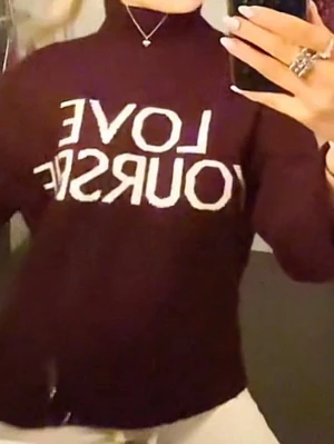 Gina 14+ stickad tröja - Säljer denna fina stickade tröja från Gina 14+, storlek 170 vilket motsvarar typ S. Superskön och fin. Inga defekter och har använt typ 4 gånger.