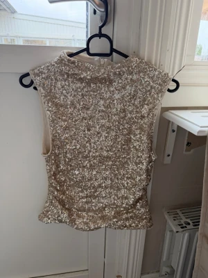 Glittrig festtopp - Säljer denna supersnygga glittriga festtoppen från H&M i storlek XS. Helt oanvänd.💕💕