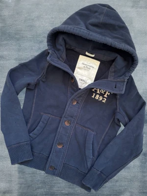 ABERCROMBIE & FITCH CARDIGAN - En extremt snygg vintage cardigan från en av kollektionerna hos Abercrombie & Fitch som inte produceras längre! Hör av dig vid frågor!