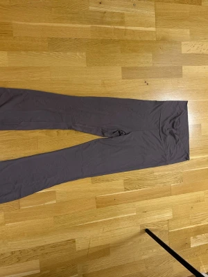 Grå höga leggings med stretch - Säljer ett par grå leggings med hög midja och tight passform. Materialet är stretchigt och mjukt, perfekt för en avslappnad look. Passar till både oversized tröjor och crop tops. Inga synliga loggor eller detaljer.