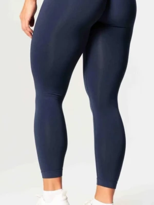 Mörkblå tights från Relode - Säljer ett par mörkblå tights från Relode med hög midja och scrunch-detalj bak. Tightsen är tillverkade i ett stretchigt och mjukt material som passar perfekt för träning. Diskret logga på sidan av midjan. Snygg passform som framhäver formerna. Helt oanvända i storlek S