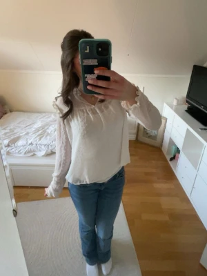 Vit transparent blus med volang - söt vit blus i transparent material med små hjärtan och volangdetaljer vid axlarna. perfekt till ett par jeans eller en kjol. säljer pga att den inte kommer till användning💗 