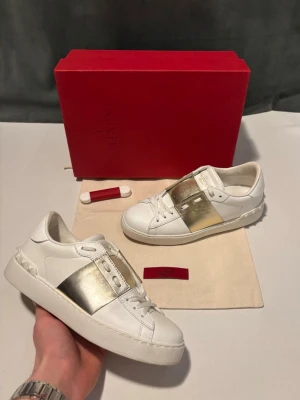 Valentino Opens  - Superfina och trendiga skor från Valentino. Perfekta nu till vår och sommar. Nyskick! Knappt något tecken på användning. Dessa är i storlek 36. Nypris på dessa ligger runt 6500kr. Säljs för 2900kr! Vid köp ingår box, skopåse, extra snören samt kvitto. Vid minsta fundering är det bara att höra av sig. 