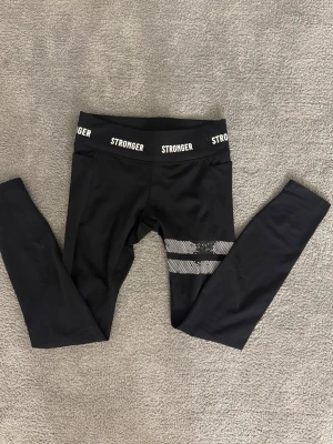 stronger tights - har tyvärr tappat några pluppar och nypris 499kr. har fickor på sidorna