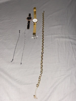 Mix av armband och halsband i silver & guld - Kontakta mig för priser för varje eller så får ni buda på de ni vill ha eller allt