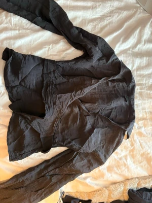 Svart skjorta från Gina Tricot - (Utförsäljning av alla mina kläder, så priset jag lägger ut för gäller, och inget lägre)