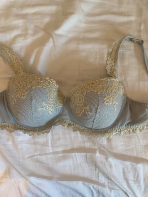 Intimissimi BH - Snygg BH från Intimissimi. Storlek 85C. Använt men fint skick!