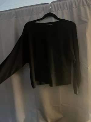 Svart stickad tröja med rund hals - En enkel svart stickad tröja med rund hals och långa ärmar. Tröjan har en rak passform och är perfekt! Passar till det mesta och är ett måste i garderoben.