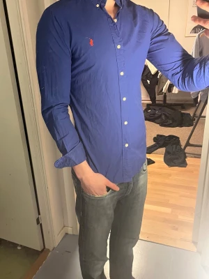 Ralph Lauren Skjorta - Tja säljer nu en Ralph Lauren Skjorta i storlek S och i färgen blå. Skjortan har inga tydliga defekter. Nypris runt 1295kr mitt pris 299kr. Hör av dig vid frågor eller funderingar.