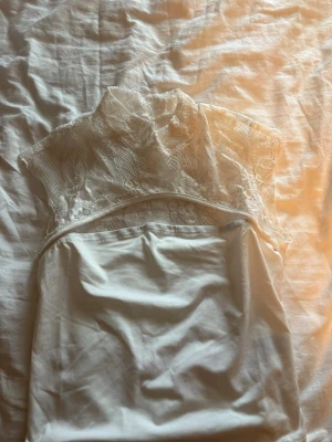 Vit topp med spets rygg - (Utförsäljning av kläder, därav gäller priser jag lägger ut det för, inte lägre)