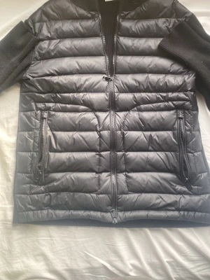 Monclerr  - En skön cardigan inför sommaren