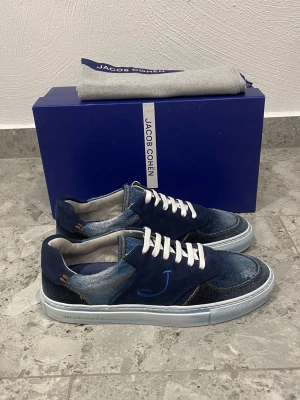 Helt Nya Jacob Cohën Skor  - Helt Nya Jacob Cohen Skor || Storlek 42 || Nypris ca 7000kr || Mitt pris 3299kr || Box och Dustbag medföljer vid köp || Tveka inte på att höra av dig vid frågor eller funderingar 