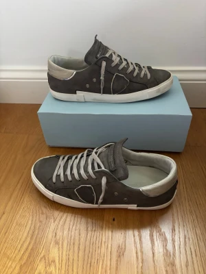 Grå sneakers från Philippe model  - Hej 👋 skorna är självklart äkta och box finns. Inga defekter men har tecken på användning. Frakt alltid inom 24 h‼️Ställ gärna frågor 