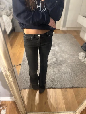 Mörk gråa bootcut jeans!  - Säljer ett par mörk gråa bootcut jeans från bik bok men är köpta från Vinted. Säljer pågrund av att de inte passade!💕