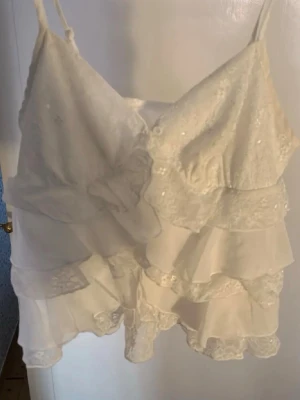 Vitt volang linne💕 - Jätte fint volang linne, tyvärr vet jag inte vart den är ifrån eftersom lappen inte är kvar. Har sytt om den i mitten den är egentligen öppen i mitten, (man kan sprätta upp det väldigt enkelt om man vill) bara att skriva om man vill ha fler bilder på t.ex det omsydda. pris kan diskuteras!💗