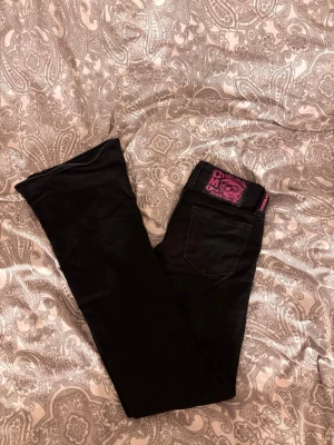 Svarta Cheap Monday jeans - Mina favorit jeans! Tyvärr för små🥹, 24/32-motsvarar XS. Bra lång för er som är lite längre. Dem är använda, men fortfarande väldigt bra skick. 