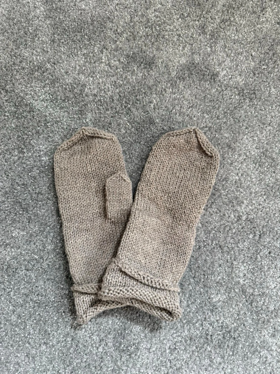 Beige stickade tumvantar i reflextråd