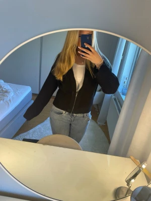 Svart stickad kofta från 157 - Säljer en svart stickad kofta från 157 med dragkedja framtill. Koftan har lång ärm och ribbstickad struktur som ger en snygg och avslappnad look. Perfekt att slänga över en t-shirt eller linne för extra värme. Köpt för 150kr , endast använd ett fåtal gånger 