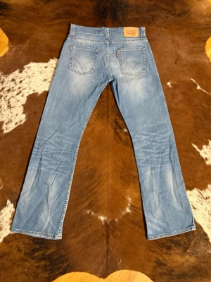 Vintage Levis 512 bootcut - Tjena! Säljer dessa riktigt schyssta Levis 512 bootcut, byxorna är i fint skick och is storlek W32/L34, finns mått på bilderna, hör av dig vid funderingar!🙌