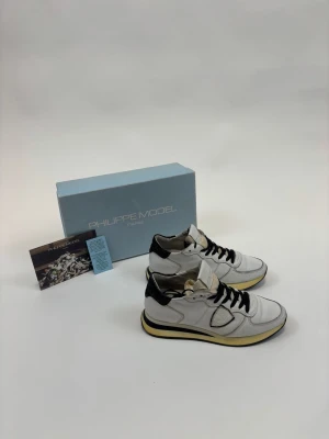  Philippe Model skor - Hej! Säljer nu dom här väldigt snygga Philip model skorna! Storlek 39, riktigt bra skick och box och vykort följer med. 