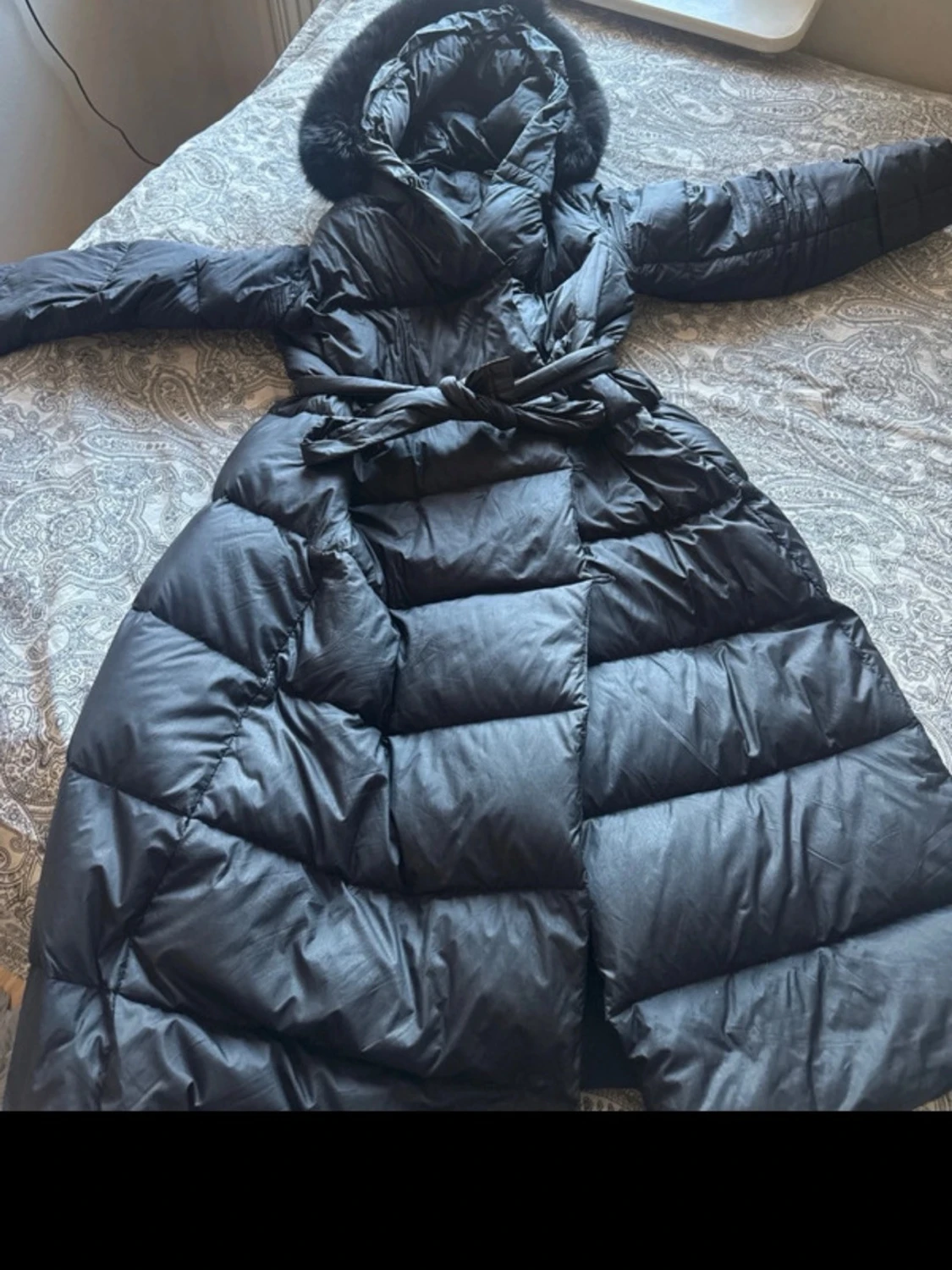 Lång svart dunjacka med päls 