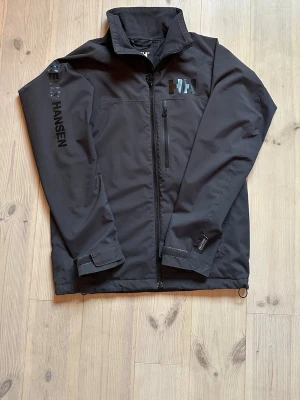 Helly Hansen seglarjacka  - Riktigt fett HH sailingjacket, köpt två år sedan. Primaloft insulation vilket är bästa på marknaden. Ny pris 2300kr några små defekter som inte märks av eller påverkar funktionen. Mitt pris 999kr. Hör av dig om du undrar något!!