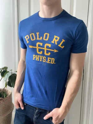 Polo RL t shirt  - Polo RL t shirt, Inga defekter! Modellen i bilderna är 180 cm 75 kg och bär Storlek S , Kom med frågor! 🌟 (Kan gå ned i pris vid köp av paket 😉) 