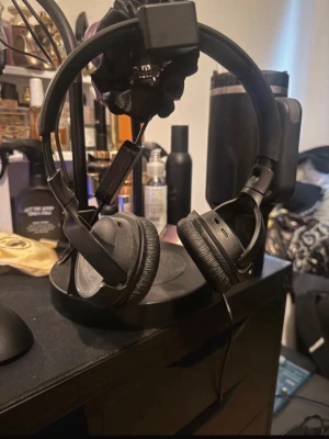 JBL Tune 510BT Headphones - Sleek black JBL wireless headphones 🖤  Comfortable on-ear design with a lightweight fit – perfect for everyday listening, commuting, studying, or travel. Easy to use with wireless connection and built-in controls for music and calls.  Simple, minimal look that goes with everything.  • Brand: JBL • Color: Black • Wireless • Built-in controls • Foldable design • Comfortable ear cushions • Charging cable included  Condition: Used but fully functional. Minor cosmetic signs of wear (see photos)