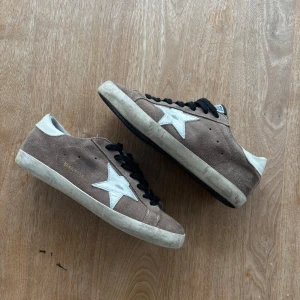 Golden goose skor  - As feta golden goose skor i storlek 43 || Knappast använda || Självklart äkta || allt og finns förutom box || hör av dig vid frågor eller fler bilder ||