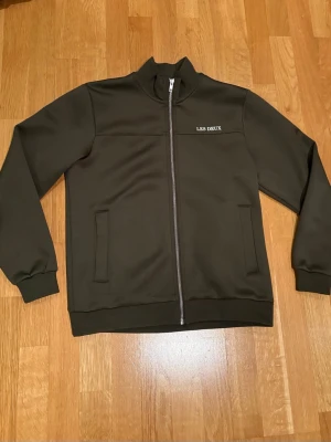 Grön zip hoodie från Les Deux - Grön zip från Les Deux, storlek 158-164. Köpt på Kids Brand stor, nypris 899kr.