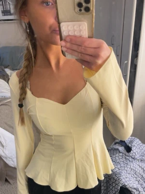 Gul sommartopp  - Ljusgul sommartopp/tröja med volang! Använt 1 gång så i nytt/mycket bra skick 