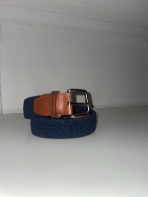 Flätat bälte - Blått flätat bälte från Jack and Jones.