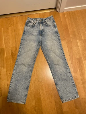 Ljusblå raka jeans från bikbok  - Säljer ett par ljusblå jeans med rak passform och medelhög midja. Klassisk femficksmodell i ett slitstarkt denimtyg. Perfekta till sneakers eller boots för en avslappnad look. Inga synliga loggor eller märken på jeansen.