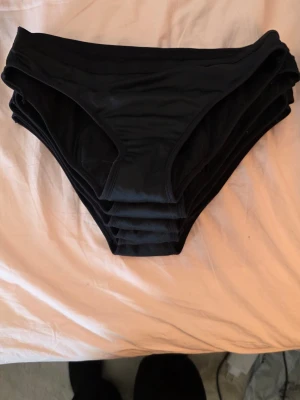 Svarta klassiska menstrosor L iconica  - Svarta 5 stycken mid waist mens trosor från iconica 