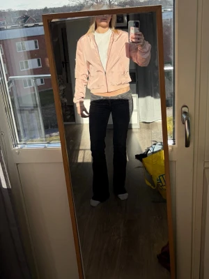 Ljusrosa bomberjacka - Snygg ljusrosa bomberjacka med klassisk ribbad mudd i midja och ärmslut. Jackan har dragkedja framtill och en avslappnad passform. Perfekt för dig som vill ha en stilren och trendig look. Passar till jeans eller kjol för en cool vardagsstil.