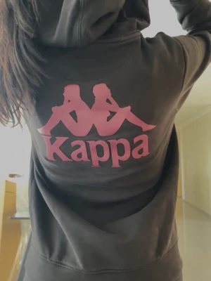 Svart hoodie från Kappa  - Snygg svart hoodie från Kappa 