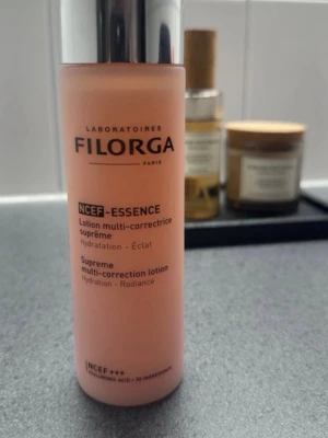 Filorga NCEF-Essence toner/ansiktsvatten - Fräsch toner/ansiktsvatten från Filorga i en matt rosa flaska med silverlock. Produkten heter NCEF-Essence och är en multi-correcting lotion som ger återfuktning och lyster. Innehåller hyaluronsyra och 50 aktiva ingredienser för en boostad hudvårdsrutin. Nypris är 749kr.