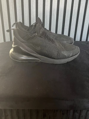 Svarta Nike 270 - Hej säljer nu mina svarta 270 för de aldrig används, skorna är i väldigt bra skick‼️Priset kan diskuteras vid snabb affär ‼️‼️