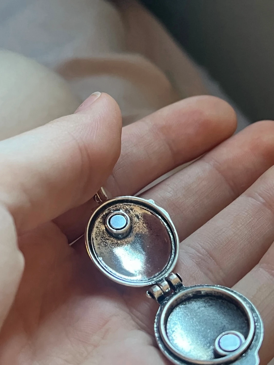 Elena gilbert necklace Silvrigt halsband med röd detalj - 2