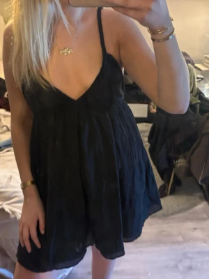 Svart kort klänning med smala band - Jätte fin somrig klänning ifrån zara. Helt oanvänd och har lappen kvar🩷