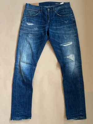 Dondup jeans med slitningar - modellen George! | storlek 33 | otroligt skick! Slitningarna har inga hål som går igenom. | hör av dig vid funderingar! | fraktar inom kort    J5