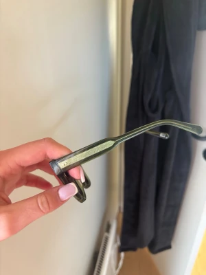 Gröna fyrkantiga solglasögon - Snygga solglasögon med gröna bågar. Glasen är mörka och bågarna är i plast med en lätt glansig finish. Perfekta för att lyfta din stil med en cool touch. Solglasögon från Chimi i färgen kiwi. Priset kan diskuteras❤️