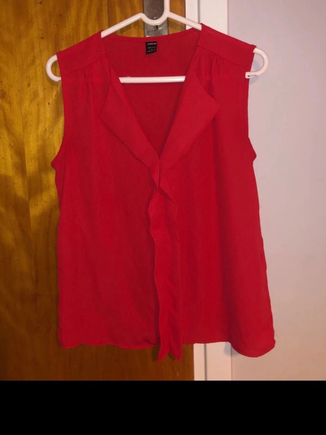 Röd ärmlös blus 