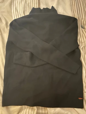 Svart cardigan från Ciszere - Stilren svart stickad cardigan med knappar från Ciszere. Tröjan har aldrig kommit till användning och är därför i nytt skick! Nypriset ligger på 1000kr men jag säljer den för endast 549kr